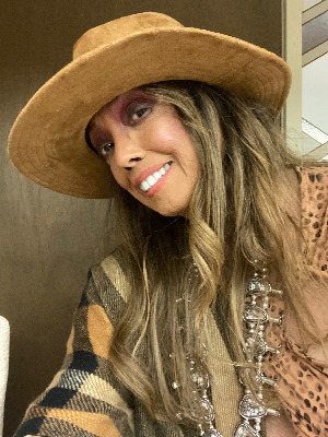 Picture of Jakki Ford in beige hat